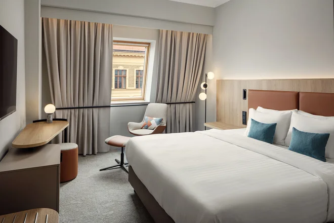 Dvoulůžkový pokoj hotelu Courtyard by Marriott Pilsen s křeslem u okna