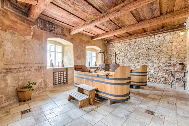Dřevěné koupelové vany v historickém interiéru Lašských lázní hotelu Štramberk Spa