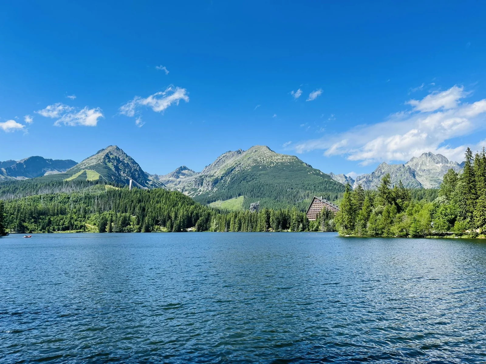 Štrbské pleso, lesy a horské štíty Vysokých Tater