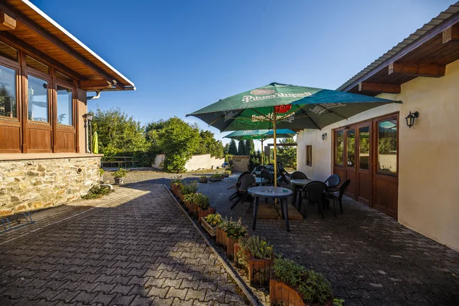 Venkovní posezení u Penzionu Račín na Šumavě