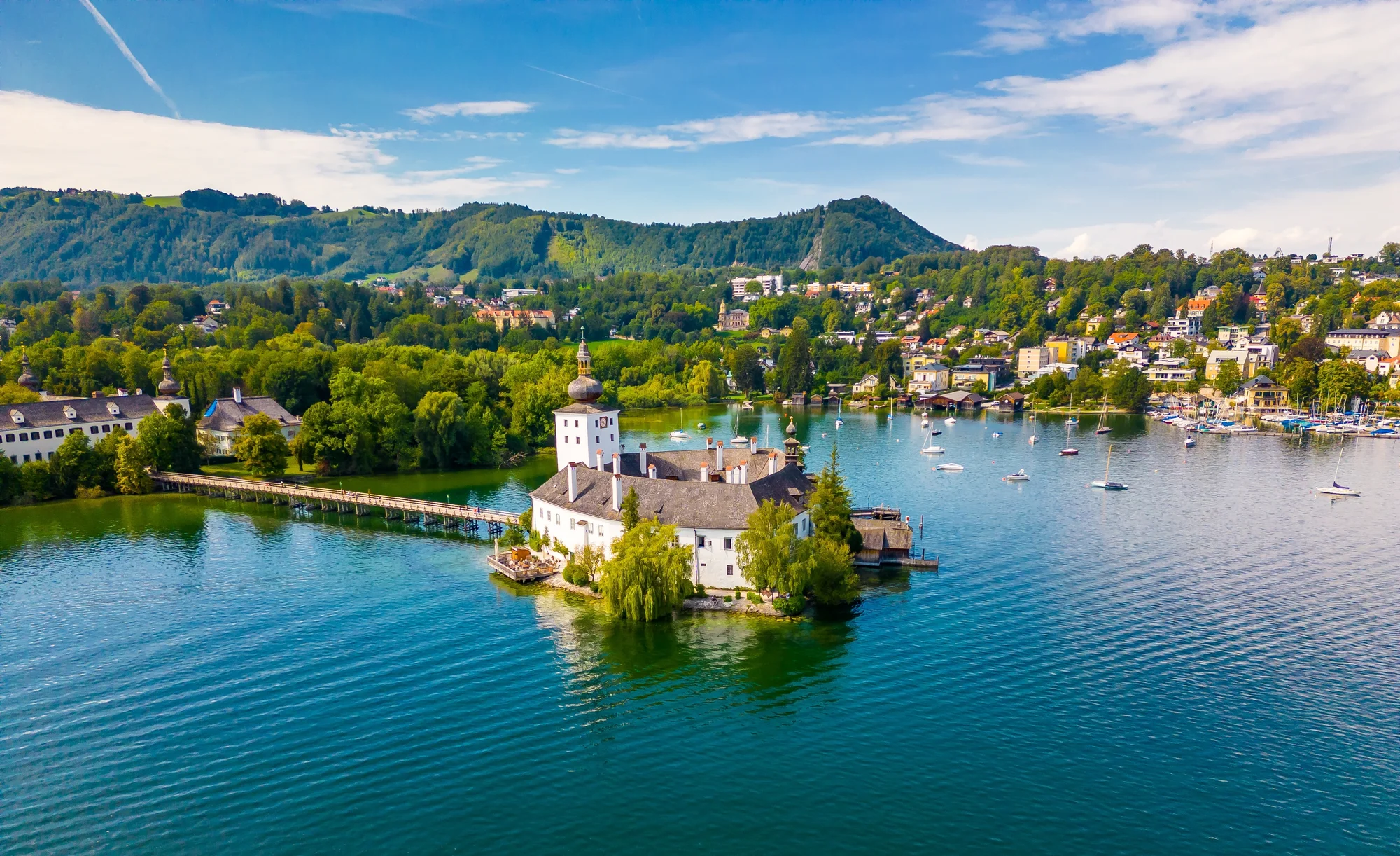 Letecký pohled na zámek Ort na ostrově v jezeře Traunsee u Gmundenu