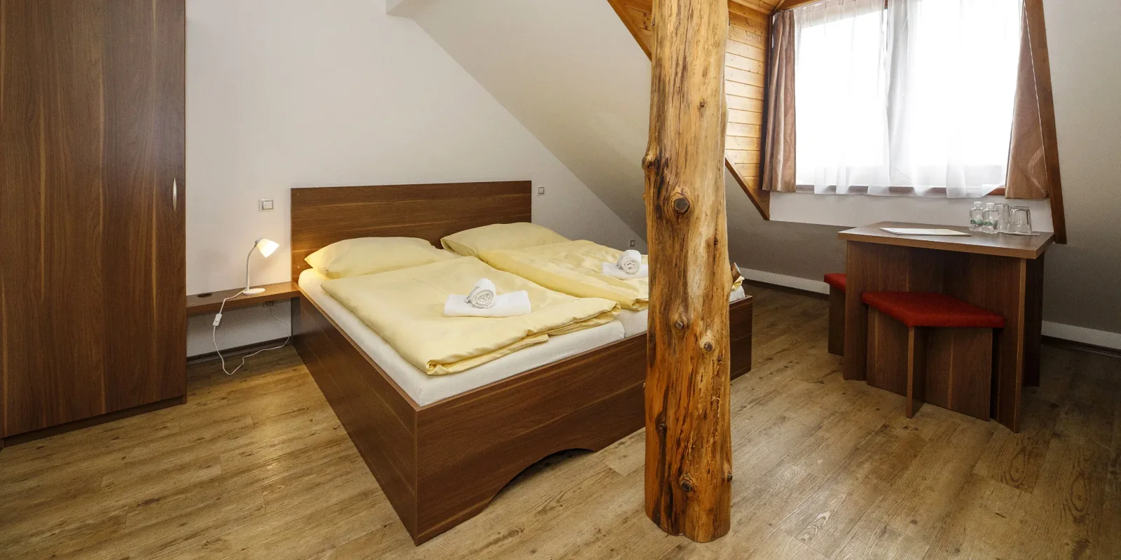 Dvoulůžkový pokoj Standard s dřevěným trámem ve Vinařském domě Dominant