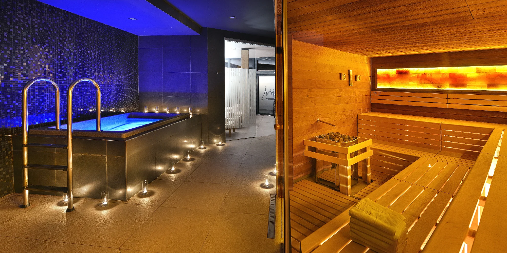 Dřevěná sauna a modře osvětlený ochlazovací bazének v Premium Hotelu Znojmo