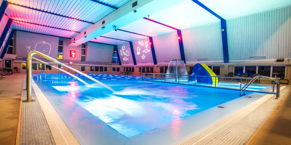 Wellness bazén v Hotelu Polanica Resort & Spa s podvodními tryskami a barevným osvětlením