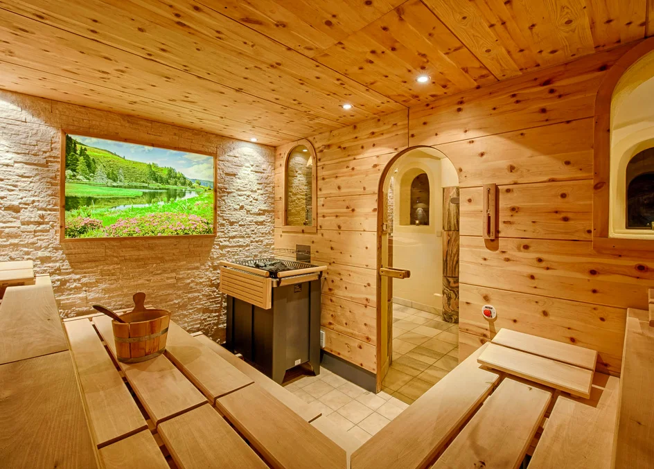 Finská sauna v hotelu Pulverer s dřevěným interiérem a klidnou atmosférou