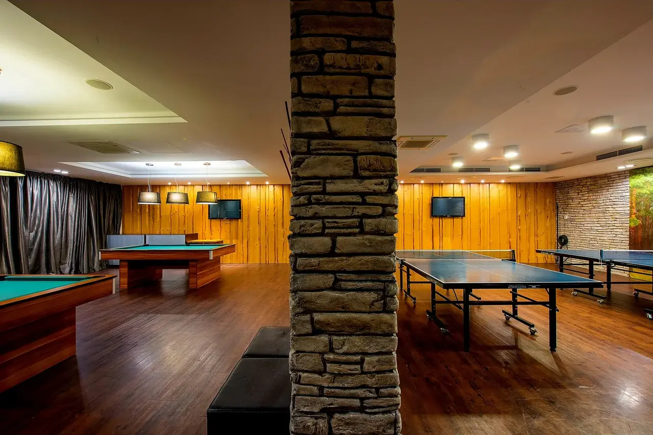 Herna v Apartmánech Via Jasná s billiardem a stolním tenisem pro večerní zábavu