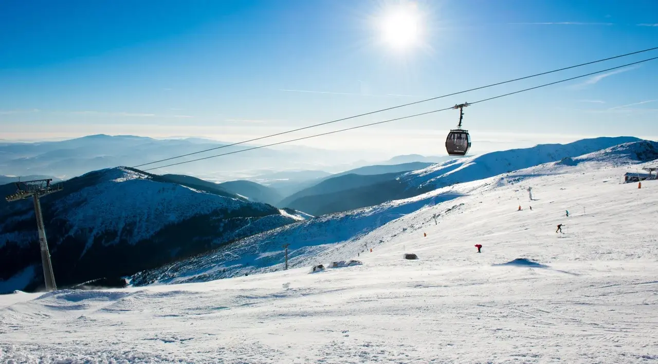 Lyžování v Jasné s krásnými výhledy na Nízké Tatry a moderní kabinkovou lanovkou