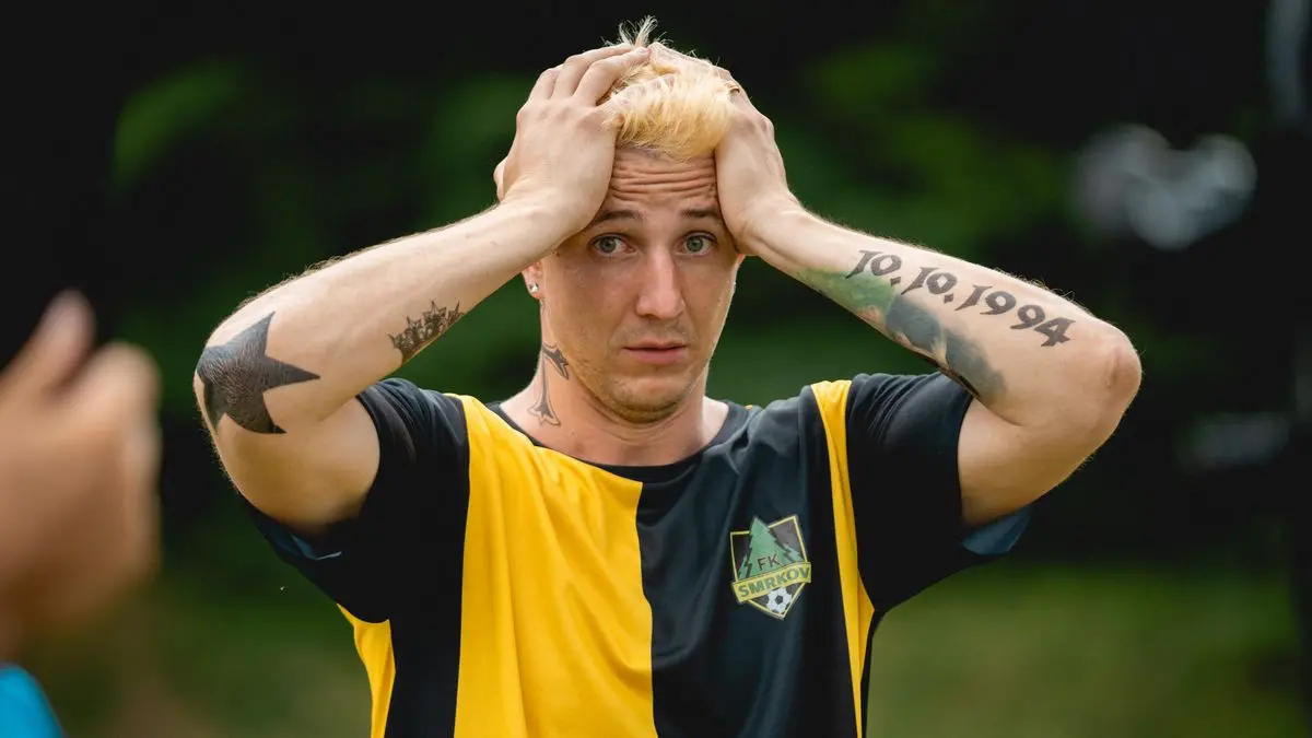 Lavi v dresu FK Smrkov si drží hlavu v dlaních, v obličeji má výraz bezradnosti a frustrace po dalším selhání
