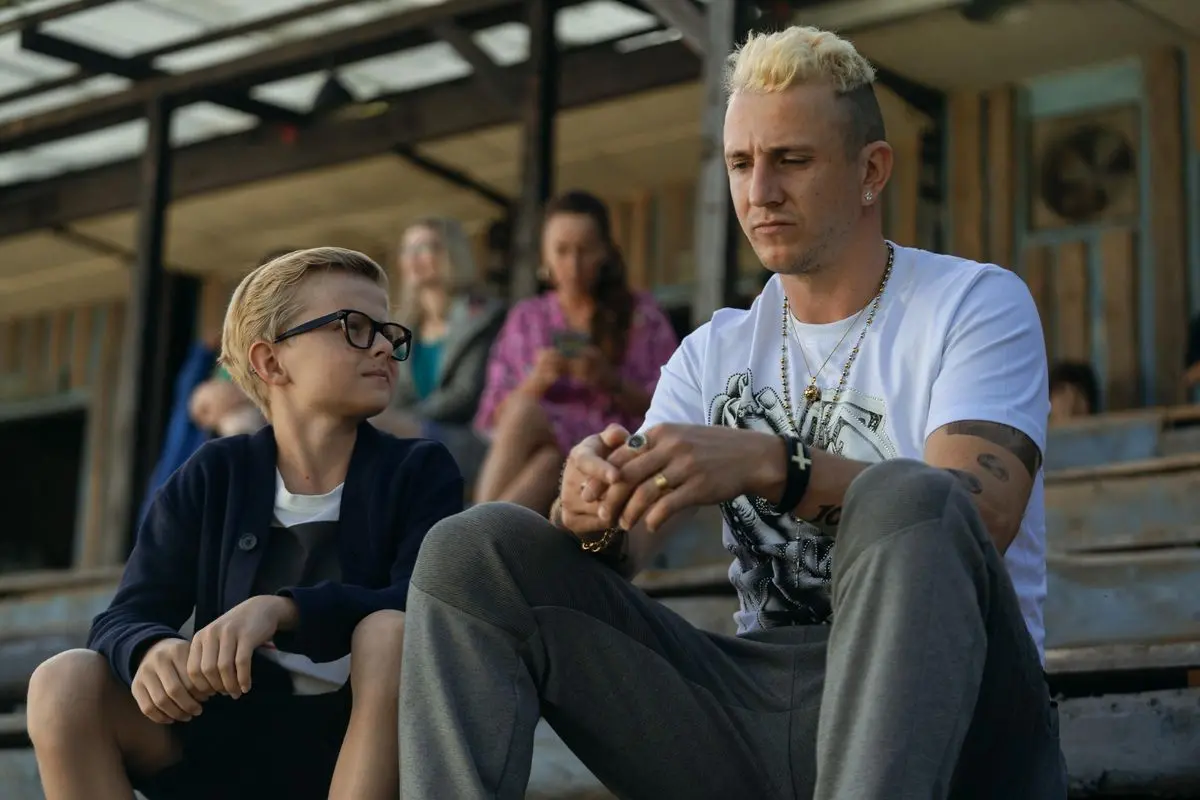 Lavi sedí vedle svého syna na tribuně, oba jsou zamyšlení, a na chvíli se zdá, že film zpomalí a ztiší se