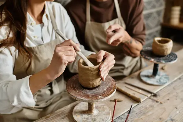 kurz keramiky | Venclíkovi.cz Detail rukou při modelování keramického hrnku během kreativního workshopu