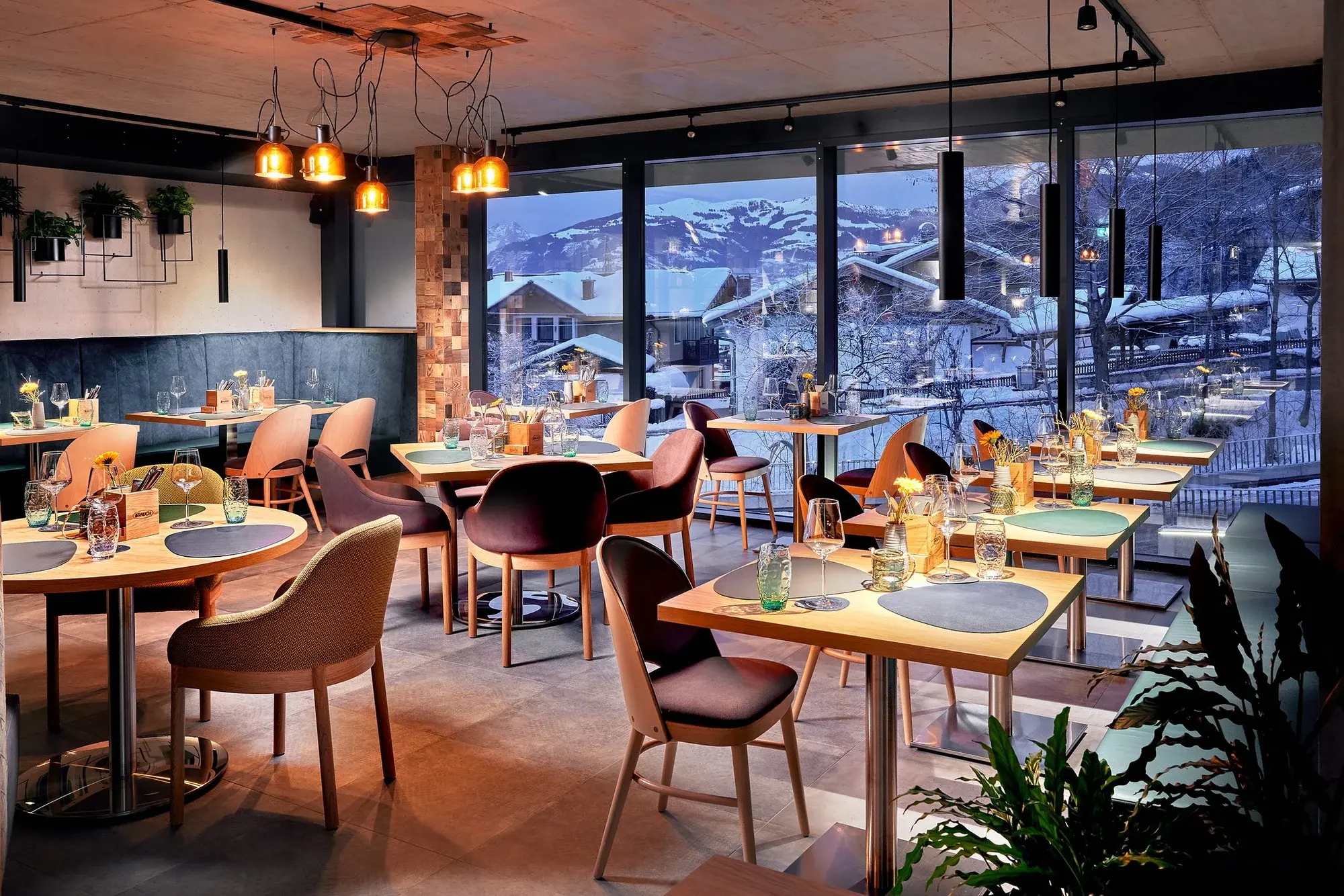 Večeře s výhledem na hory – restaurace hotelu ever.grün Kaprun spojuje moderní kuchyni, teplo domova a kouzlo zimního večera.